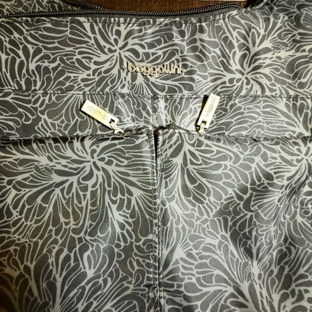 Baggallini‎ Everywhere Crossbody Bag Black Floral Nylon Travel Purse RFID Pouch
